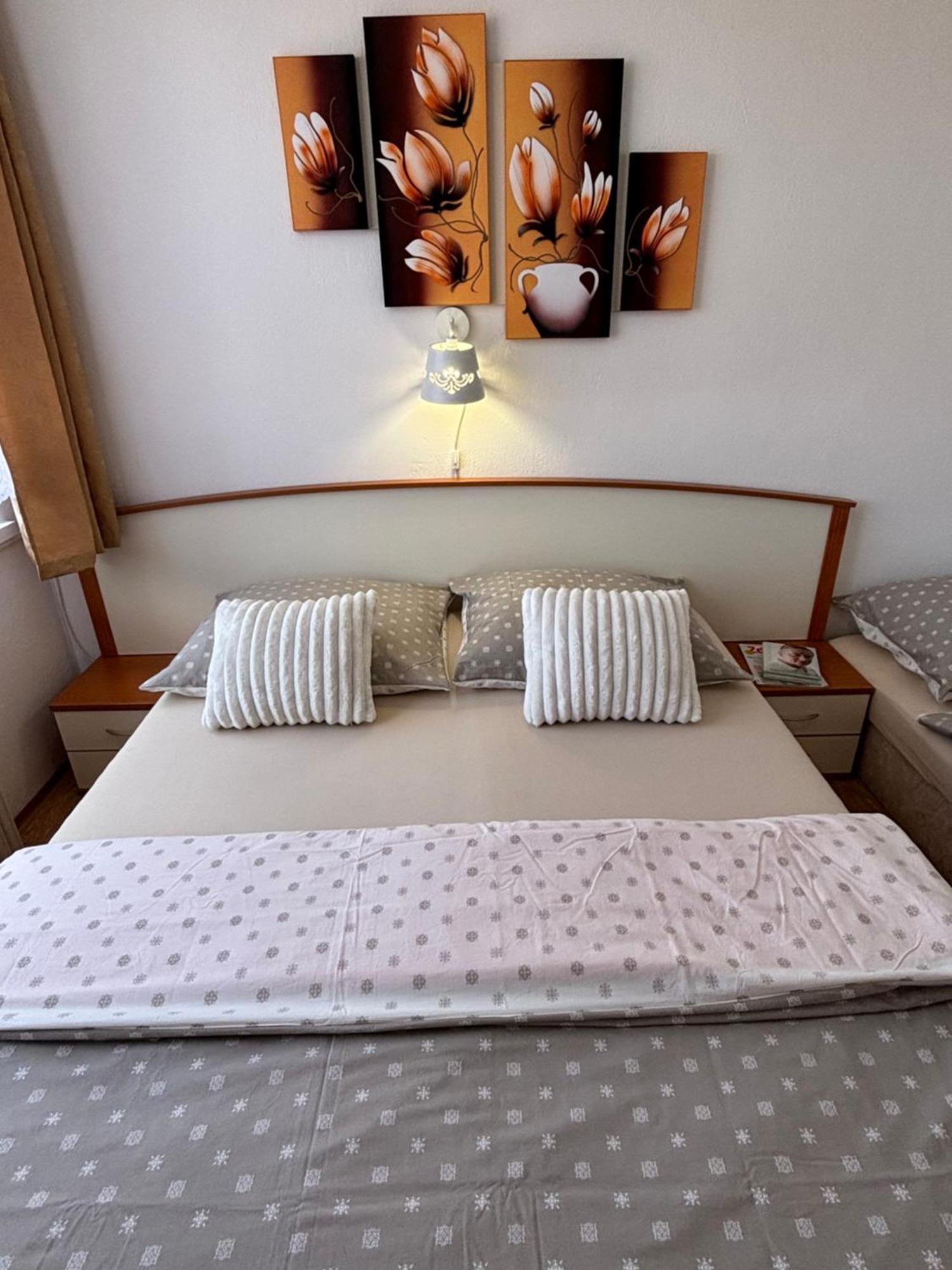 Apartmanovy Dom Grand สตูโรโว ภายนอก รูปภาพ